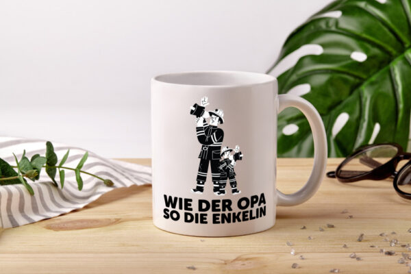 Wie der Opa, so die Enkelin | Opa | Enkelin | Uniform - Tasse Weiss - Kaffeetasse / Geschenk / Familie