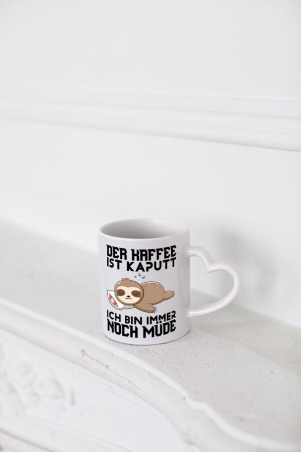 Der Kaffee ist kaputt ich bin müde - Herzhenkel Tasse - Kaffeetasse / Geschenk / Familie