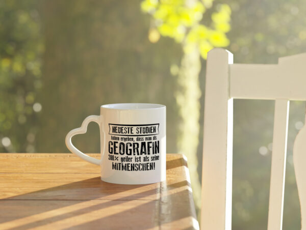 Neuste Studien: Geografin | Geografie - Herzhenkel Tasse - Kaffeetasse / Geschenk / Familie