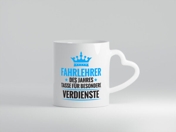 Besonderer Verdienst: Fahrlehrer | Fahrschule - Herzhenkel Tasse - Kaffeetasse / Geschenk / Familie