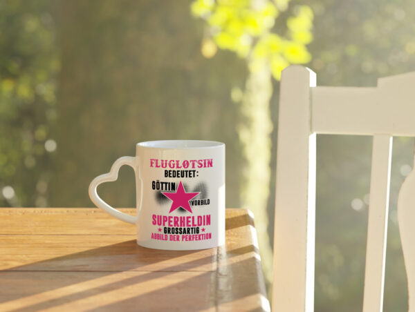 Bedeutung von Fluglotsin | Flughafen | Flugverkehr - Herzhenkel Tasse - Kaffeetasse / Geschenk / Familie