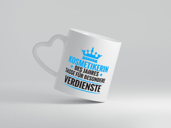 Besonderer Verdienst: Kosmetikerin | Kosmetik | Stylistin - Herzhenkel Tasse - Kaffeetasse / Geschenk / Familie