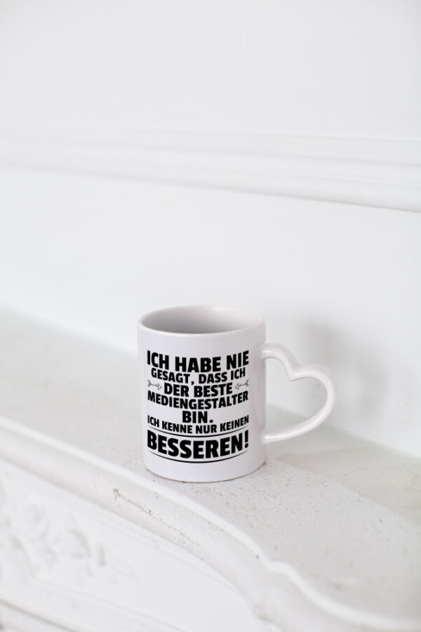 Der Beste Mediengestalter | Medien - Herzhenkel Tasse - Kaffeetasse / Geschenk / Familie