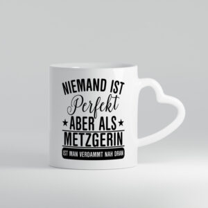 Verdammt nah dran: Metzgerin | Fleischerin - Herzhenkel Tasse - Kaffeetasse / Geschenk / Familie