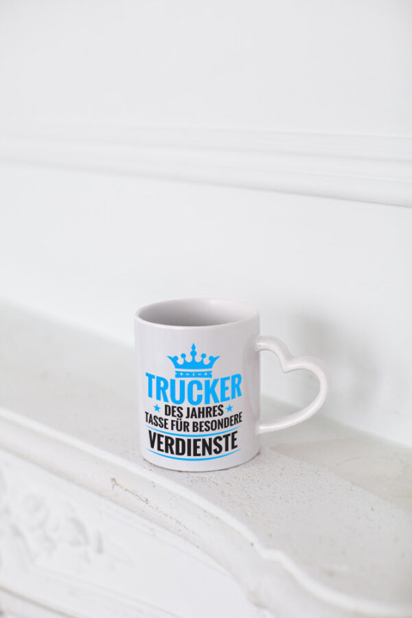 Besonderer Verdienst: Trucker | LKW Fahrer | Beruf - Herzhenkel Tasse - Kaffeetasse / Geschenk / Familie