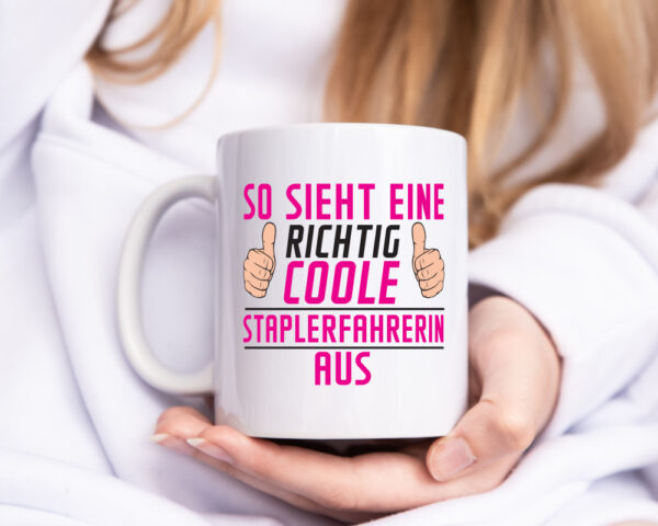 Richtig Coole Staplerfahrerin | Gabelstapler - Tasse Weiss - Kaffeetasse / Geschenk / Familie