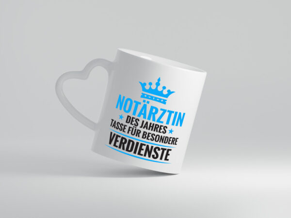 Besonderer Verdienst: Notärztin | Ärztin - Herzhenkel Tasse - Kaffeetasse / Geschenk / Familie