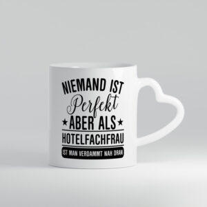 Verdammt nah dran: Hotelfachfrau | Hotel - Herzhenkel Tasse - Kaffeetasse / Geschenk / Familie