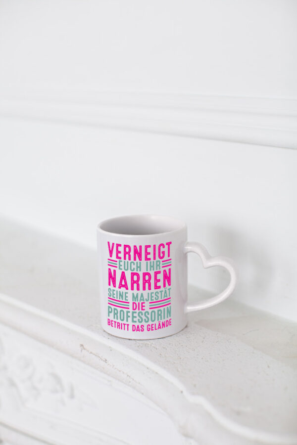 Verneigt euch: Professorin | Uni | Universität - Herzhenkel Tasse - Kaffeetasse / Geschenk / Familie