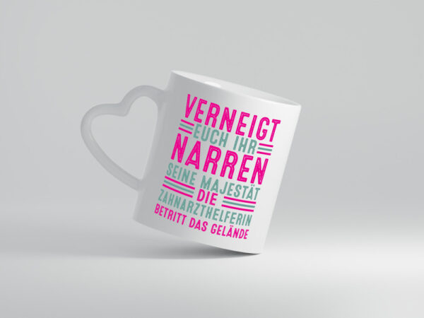 Verneigt euch: Zahnarzthelferin | Zahnmedizin - Herzhenkel Tasse - Kaffeetasse / Geschenk / Familie