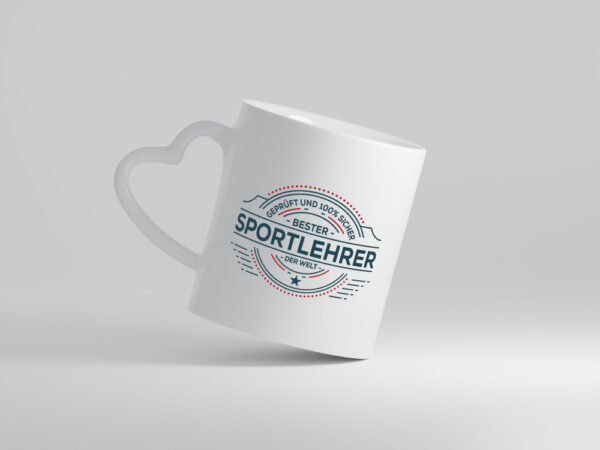 Geprüft und sicher: Sportlehrer | Lehrer | Sport - Herzhenkel Tasse - Kaffeetasse / Geschenk / Familie