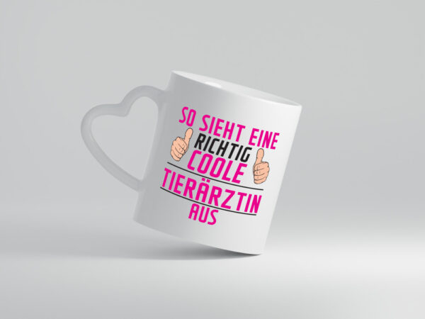 Richtig Coole Tierärztin | Mediziner | Tiermedizin - Herzhenkel Tasse - Kaffeetasse / Geschenk / Familie