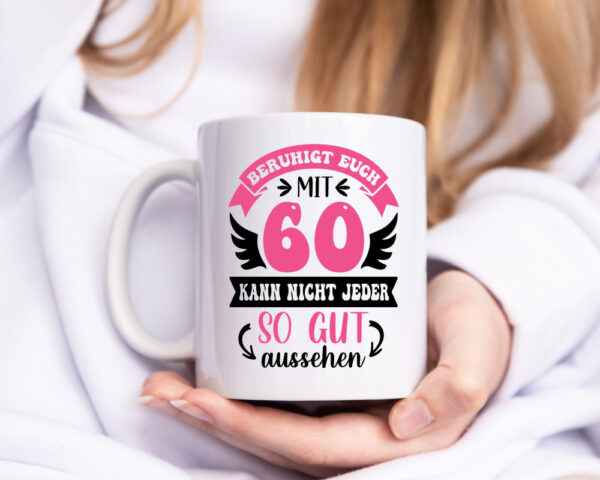 Beruhigt euch mit 60 kann nicht jeder so gut aussehen - Tasse Weiss - Kaffeetasse / Geschenk / Familie