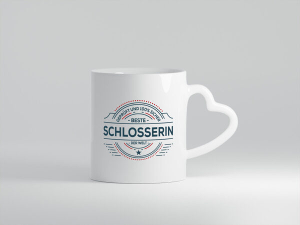 Geprüft und sicher: Schlosserin | Schlosserei - Herzhenkel Tasse - Kaffeetasse / Geschenk / Familie