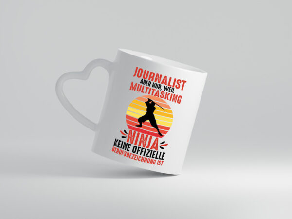 Journalist weil Multitasking Ninja kein Beruf ist - Herzhenkel Tasse - Kaffeetasse / Geschenk / Familie