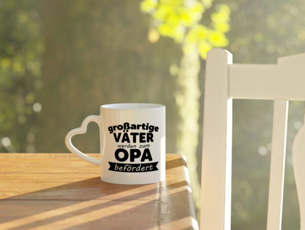 Großartige Väter zum Opa befördert | Väter - Herzhenkel Tasse - Kaffeetasse / Geschenk / Familie