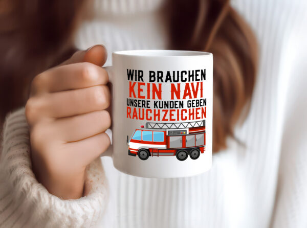 Wir brauchen kein Navi | Feuerwehr | Brand | Rauchzeichen - Tasse Weiss - Kaffeetasse / Geschenk / Familie