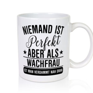 Verdammt nah dran: Wachfrau | Wachpersonal | Nachtwächter - Tasse Weiss - Kaffeetasse / Geschenk / Familie