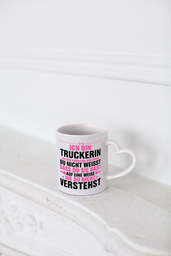 Löse Probleme: Truckerin | LKW Fahrerin - Herzhenkel Tasse - Kaffeetasse / Geschenk / Familie