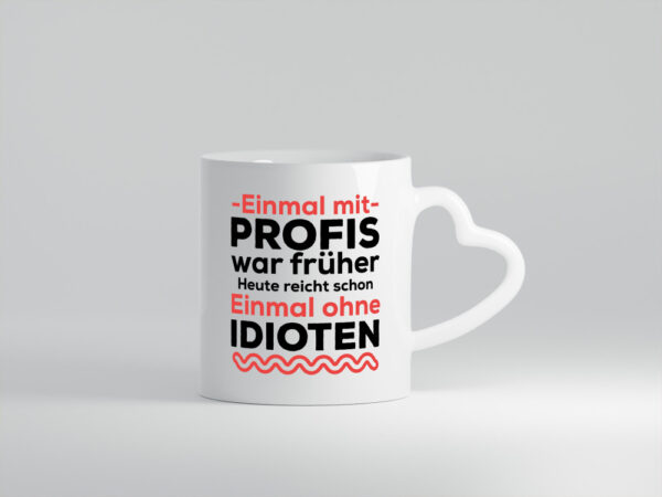 Einmal mit Profis | Männer Tasse | ohne Idioten - Herzhenkel Tasse - Kaffeetasse / Geschenk / Familie