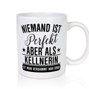 Verdammt nah dran: Kellnerin | Beruf kellnern | Bedienung - Tasse Weiss - Kaffeetasse / Geschenk / Familie