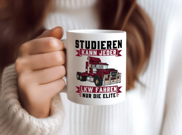Studieren kann jeder LKW fahren nur die Elite - Tasse Weiss - Kaffeetasse / Geschenk / Familie