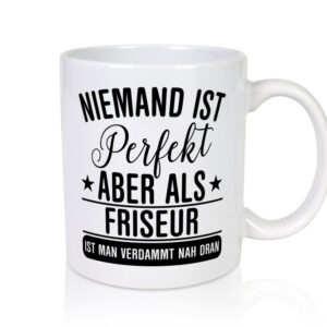 Verdammt nah dran: Friseur | Frisör - Tasse Weiss - Kaffeetasse / Geschenk / Familie