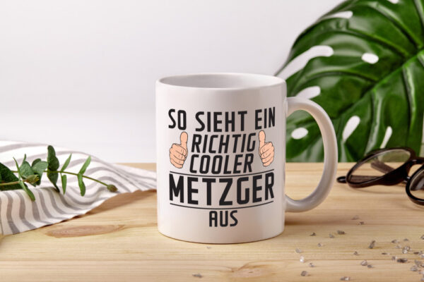Richtig Cooler Metzger | Fleischer | Metzgerei - Tasse Weiss - Kaffeetasse / Geschenk / Familie