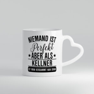 Verdammt nah dran: Kellner | kellnern | Bedienung - Herzhenkel Tasse - Kaffeetasse / Geschenk / Familie