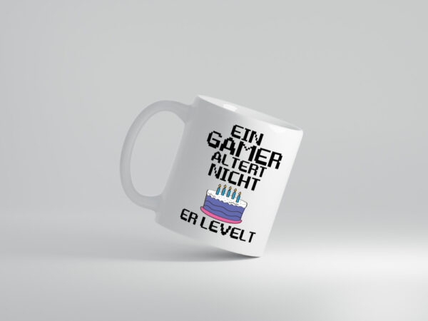 Ein Gamer levelt | Geburtstag Tasse | Zocker | Gaming - Tasse Weiss - Kaffeetasse / Geschenk / Familie
