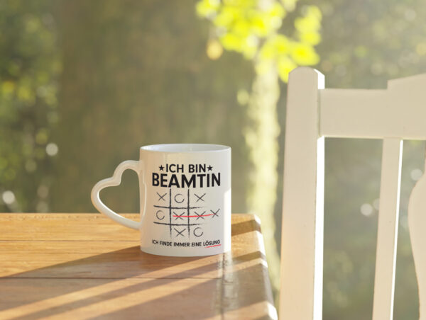 Lösung Finden: Beamtin | Verbeamtung | Dienst - Herzhenkel Tasse - Kaffeetasse / Geschenk / Familie