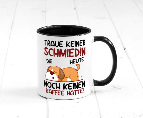 Traue keiner Schmiedin | Schmied | Schmiederei Farbige Tasse - Kaffeetasse / Geschenk / Familie