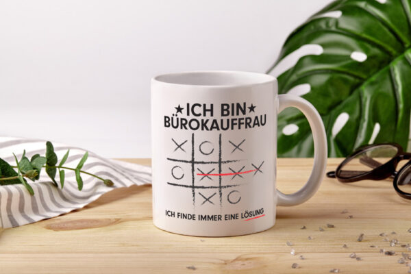 Lösung Finden: Bürokauffrau | Kauffrau - Tasse Weiss - Kaffeetasse / Geschenk / Familie