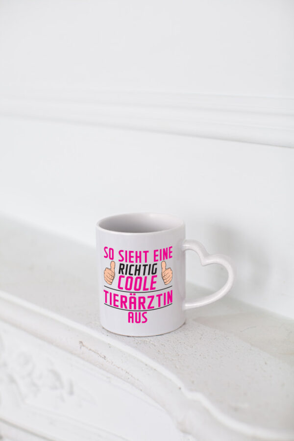 Richtig Coole Tierärztin | Mediziner | Tiermedizin - Herzhenkel Tasse - Kaffeetasse / Geschenk / Familie