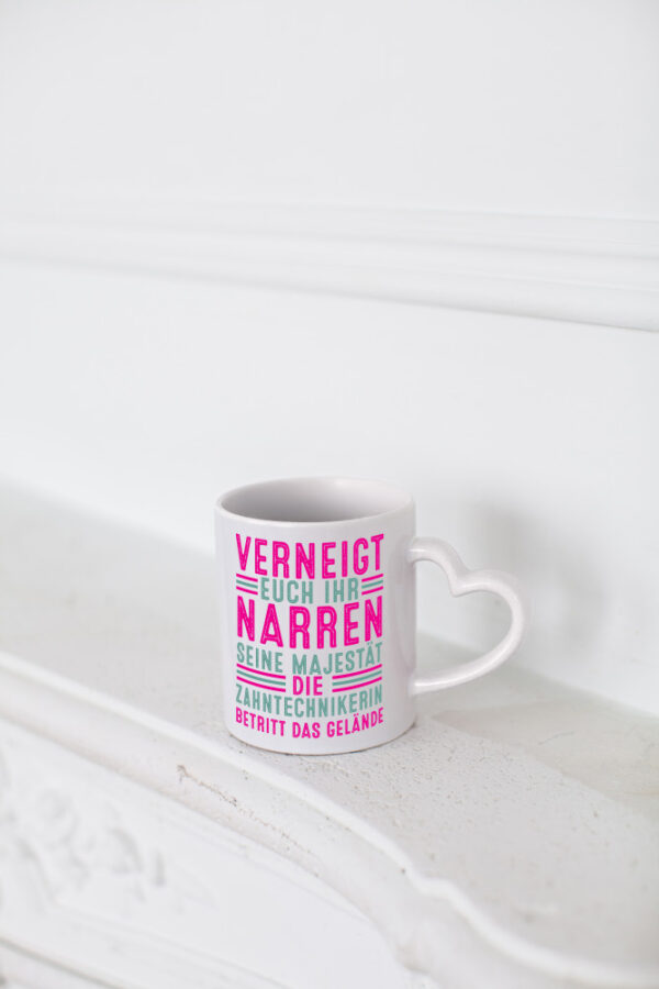 Verneigt euch: Zahntechnikerin | Zahnmedizin - Herzhenkel Tasse - Kaffeetasse / Geschenk / Familie