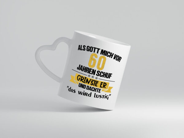 Als Gott mich schuf | 60. Geburtstag | Lustiges Geschenk - Herzhenkel Tasse - Kaffeetasse / Geschenk / Familie