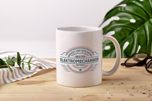Geprüft und sicher: Elektromechaniker | Mechaniker - Tasse Weiss - Kaffeetasse / Geschenk / Familie