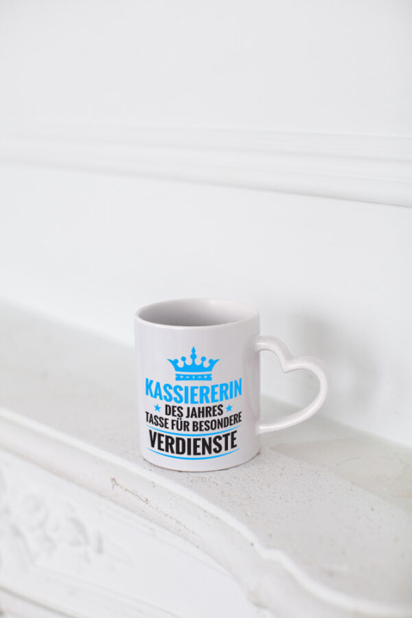 Besonderer Verdienst: Kassiererin - Herzhenkel Tasse - Kaffeetasse / Geschenk / Familie