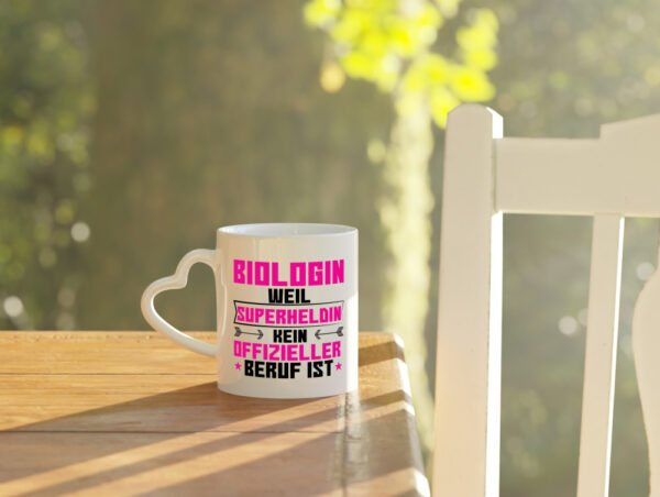 Superheldin Biologin | Biologie | Naturforscherin - Herzhenkel Tasse - Kaffeetasse / Geschenk / Familie