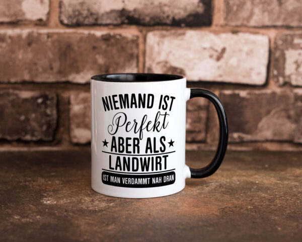 Verdammt nah dran: Landwirt | Bauer | Landwirtschaft Farbige Tasse - Kaffeetasse / Geschenk / Familie