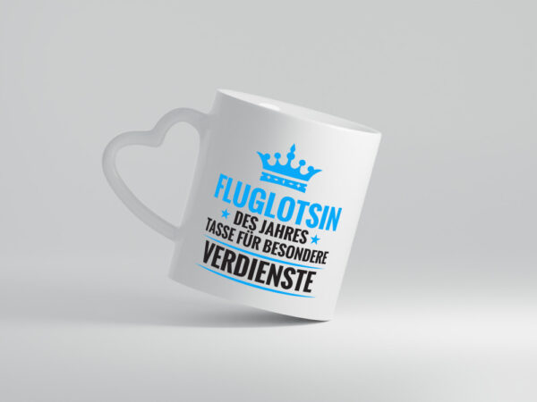 Besonderer Verdienst: Fluglotsin | Flughafen | Flugverkehr - Herzhenkel Tasse - Kaffeetasse / Geschenk / Familie
