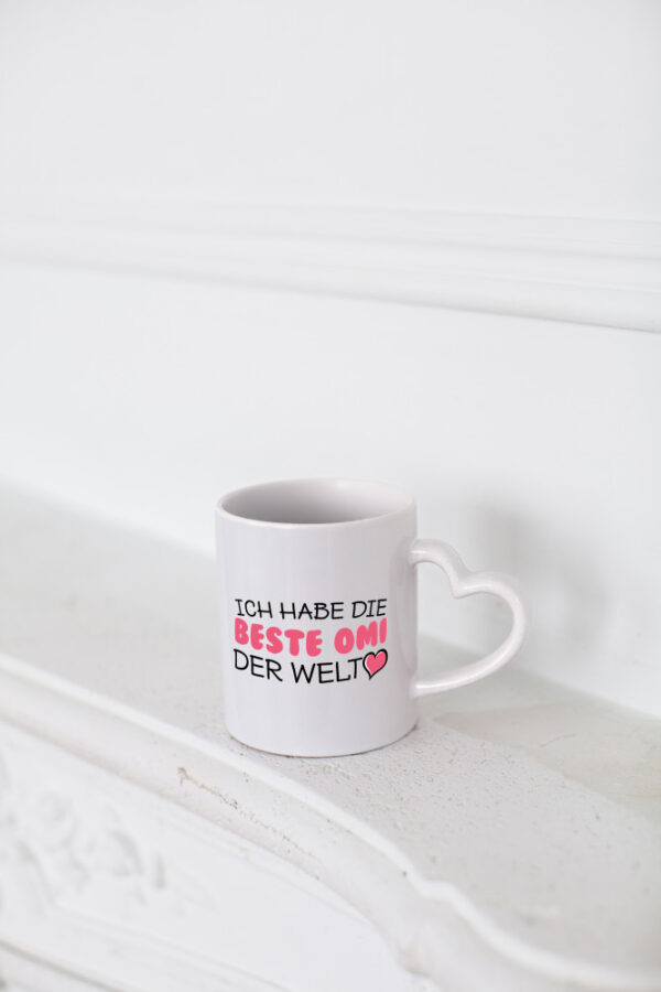 Beste Omi der Welt | Oma Tasse | Geburtstag | Muttertag - Herzhenkel Tasse - Kaffeetasse / Geschenk / Familie