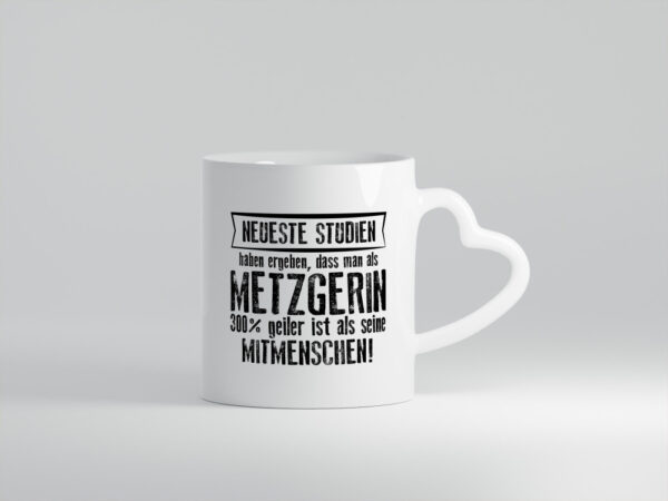 Neuste Studien: Metzgerin | Fleischerin - Herzhenkel Tasse - Kaffeetasse / Geschenk / Familie
