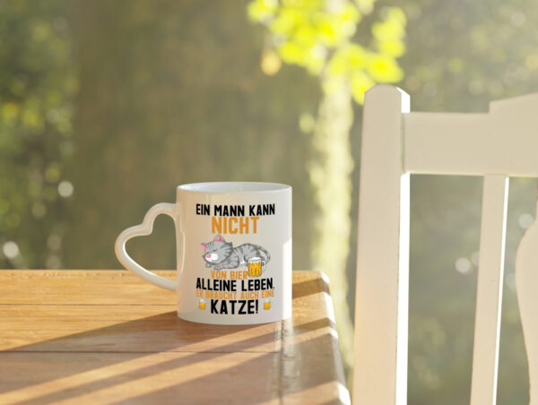 Von Bier leben | Mann braucht eine Katze | Katzenliebhaber - Herzhenkel Tasse - Kaffeetasse / Geschenk / Familie