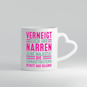 Verneigt euch: Zahnarzthelferin | Zahnmedizin - Herzhenkel Tasse - Kaffeetasse / Geschenk / Familie