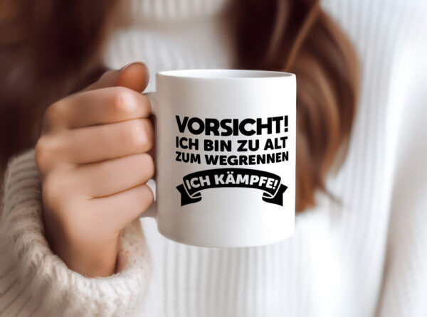 Vorsicht ich bin zu alt zum wegrennen | Ich kämpfe - Tasse Weiss - Kaffeetasse / Geschenk / Familie