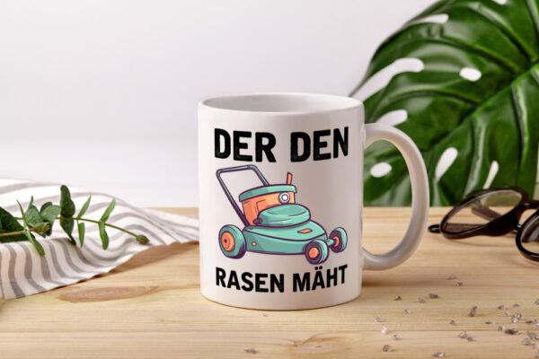 Der den Rasen Mäht | Rasenmäher | Rasen - Tasse Weiss - Kaffeetasse / Geschenk / Familie