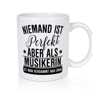 Verdammt nah dran: Musikerin | Musik | Musikantin - Tasse Weiss - Kaffeetasse / Geschenk / Familie