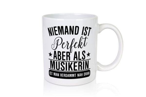 Verdammt nah dran: Musikerin | Musik | Musikantin - Tasse Weiss - Kaffeetasse / Geschenk / Familie