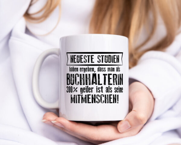 Neuste Studien: Buchhalterin | Buchhaltung Humor - Tasse Weiss - Kaffeetasse / Geschenk / Familie